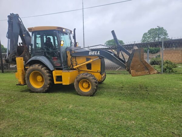 Bell TLB 315Sl with Bucket up.