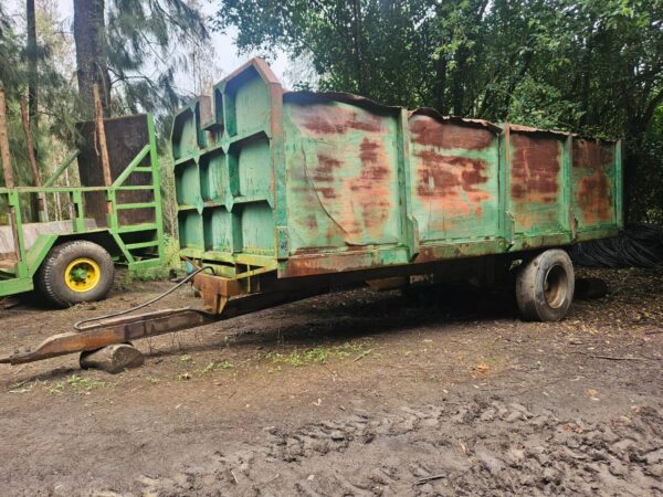 Used green tipper trailer (R67 000 + VAT), working hydraulic tipper needs new sides — great value farm-ready equipment in SA